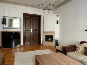 a living room with a couch and a fireplace at Uroczy apartament 97m2 w samym centrum Wrocławia in Wrocław