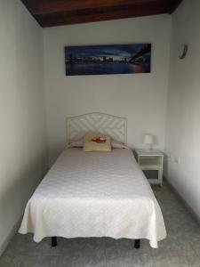Een bed of bedden in een kamer bij adosado cerca del mar