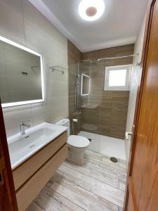 Un baño con lavabo, inodoro y ducha. en AstroSunrise, en Los Cancajos