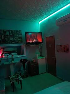 um quarto com uma televisão na parede e um quarto com uma secretária em vacation house יחידת אירוח פרטית הוד השרון em Hod HaSharon