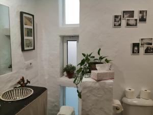 Koupelna v ubytování La Guarida de Vejer Casa Rural + 37 fotografií