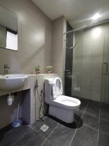 e bagno con servizi igienici, lavandino e doccia. di BC The Loft 2A Imago Studio a Kota Kinabalu