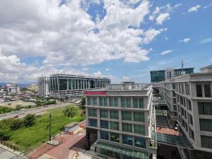 vista su una città con edifici e su una strada di BC The Loft 2A Imago Studio a Kota Kinabalu
