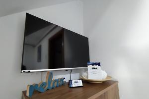 Μια τηλεόραση ή/και κέντρο ψυχαγωγίας στο Indigo Forest Rooms