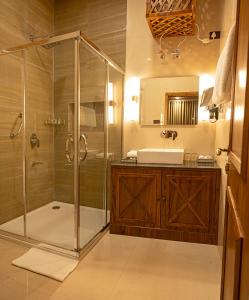 y baño con ducha y lavamanos. en Skyview by Empyrean, en Patnitop