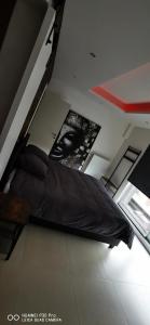 um quarto com uma cama preta no tecto em La Pierre du Diable em Stavelot