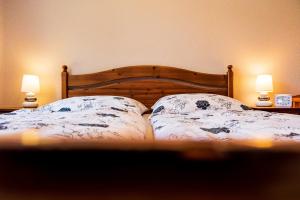 Ein Bett oder Betten in einem Zimmer der Unterkunft Ferienwohnungen Kleinräschen