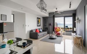 ein Wohnzimmer mit Sofa und Tisch in der Unterkunft Tropicana 218 Macalister by Simply Penang in George Town