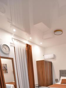 1 dormitorio con espejo y reloj en el techo en Lux Pegaz 008 en Vrnjačka Banja