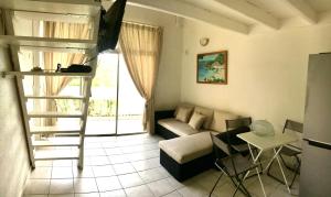 Ruang duduk di Zen Studio