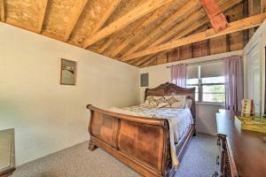 Llit o llits en una habitació de Rustic Retreat Across from Lake Family Friendly!
