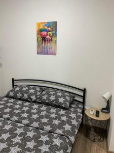 - une chambre avec un lit et une peinture murale dans l'établissement 0263-1 Смарт-апартаменты ЖК «Счастливый», à Kiev