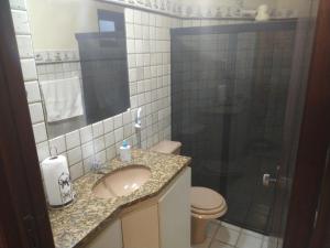 Et badeværelse på Apartamento/Duplex Praia do Francês