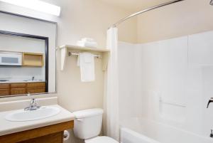 Koupelna v ubytování WoodSpring Suites Odessa + 10 fotografií