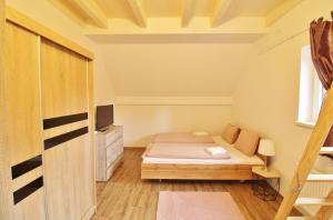 Łóżko lub łóżka w pokoju w obiekcie Apartmany Troll