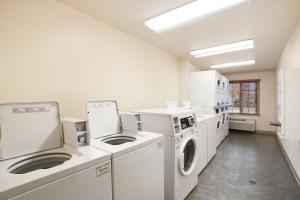 Kuchyň nebo kuchyňský kout v ubytování WoodSpring Suites Odessa