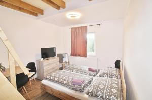 Łóżko lub łóżka w pokoju w obiekcie Apartmany Troll