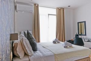 a bedroom with a bed and a window at Hotel Les Ecrins in Brussels