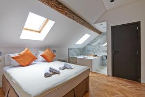 um quarto com uma cama grande e uma casa de banho em Hotel Les Ecrins em Bruxelas