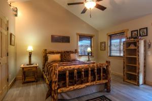 1 dormitorio con 1 cama y ventilador de techo en Calhoun House Inn & Suites en Bryson City