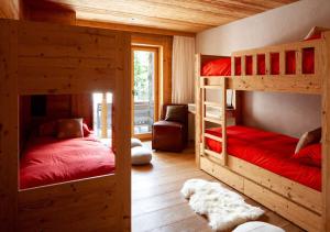 1 Schlafzimmer mit 2 Etagenbetten in einer Hütte in der Unterkunft Regent Retreat by MC in Rougemont