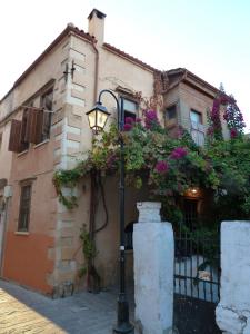 ein Straßenlicht vor einem Gebäude mit Blumen in der Unterkunft Lindas Convent Garden Home 4 in Chania