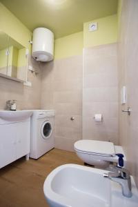 Bilik mandi di Apartma Baladur +19 gambar
