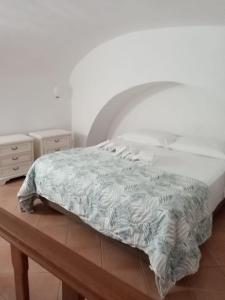 un letto con una coperta sopra un tavolo di legno di Lo scorcio del Borgo ad Atrani
