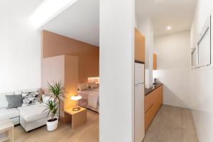 A bed or beds in a room at LOFT DESIGN GRANADA CENTER 2min CATHEDRAL FREE WIFI Még 24 kép