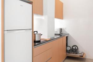 A kitchen or kitchenette at LOFT DESIGN GRANADA CENTER 2min CATHEDRAL FREE WIFI