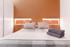 A bed or beds in a room at LOFT DESIGN GRANADA CENTER 2min CATHEDRAL FREE WIFI