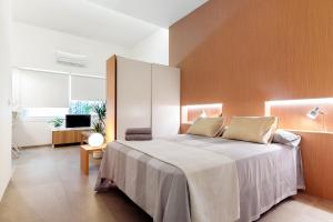 A bed or beds in a room at LOFT DESIGN GRANADA CENTER 2min CATHEDRAL FREE WIFI
