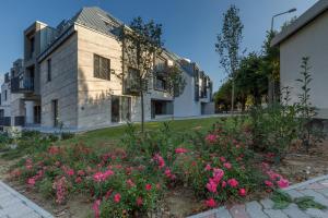 A garden outside VeronikApartman - brand new & cozy - with underground garage