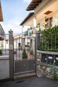 eine offene Tür zu einem Gebäude mit Balkon in der Unterkunft SILTER - LA CASA NEL BORGO in Marone