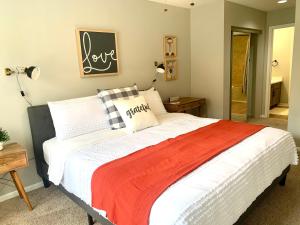 a bedroom with a bed with a red and white blanket at Lovely 1BR apartment in the hearth of Med Center in Houston