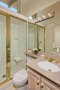 y baño con aseo, lavabo y ducha. en Standard 2 Bedroom Aspen Alps #407, en Aspen