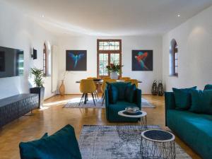 a living room with blue couches and a table at Villa am Grossen Garten in Dresden
