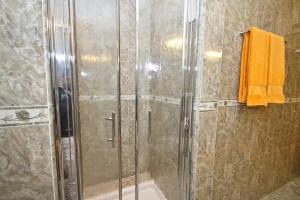 bagno con doccia e porta in vetro di Hotel Panoramic Montepulciano a Montepulciano