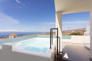 - un bain à remous sur le balcon d'une maison dans l'établissement Pool Jacuzzi Home of Tulio, à Tijoco de Abajo