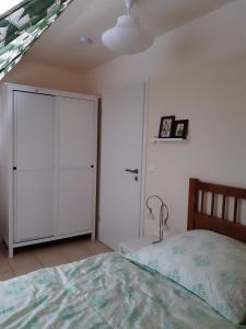 a bedroom with a white cabinet and a bed at -Christas Nest- Ferienwohnung in Lüneburg in Lüneburg