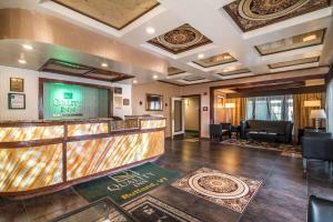 a bar in a hotel lobby with a waiting area at Quality Inn Rutland in Rutland