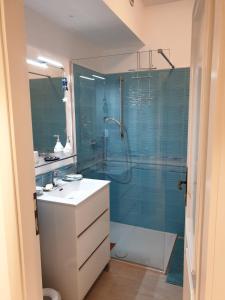 ボルディゲーラにあるL'approdoのバスルーム(洗面台、ガラスドア付きのシャワー付)