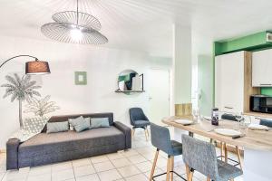 - un salon avec un canapé et une table dans l'établissement Spacious and modern flat - Toulouse - Welkeys, à Toulouse