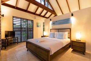 Кровать или кровати в номере Indah Port Douglas