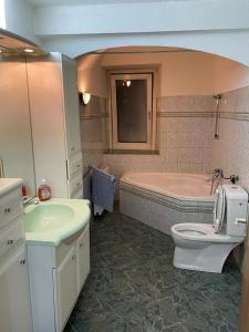 uma casa de banho com um lavatório, um WC e uma banheira em Schlaffburg em Klosterneuburg