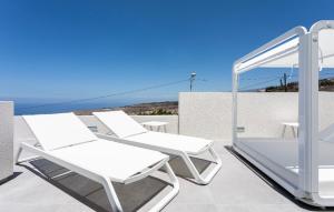 une paire de chaises longues blanches sur un balcon dans l'établissement Pool Jacuzzi Home of Tulio, à Tijoco de Abajo