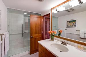 uma casa de banho com um lavatório, um chuveiro e um espelho. em Deluxe 3 Bedroom - Aspen Alps #508 em Aspen