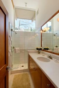 y baño con lavabo, ducha y espejo. en Deluxe 4 Bedroom - Aspen Alps #507-8, en Aspen