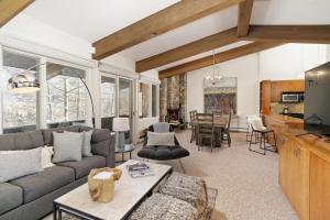 A seating area at Standard Two Bedroom - Aspen Alps #505