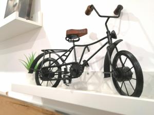 a black bike on a shelf in a room at Le 1965 Double BALNEO, confort et romantique in Grenoble